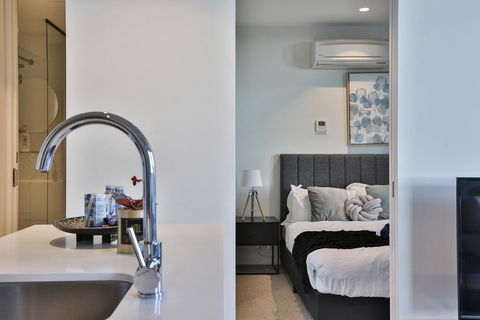 EQ TOWER Melbourne CBD APT - Geraldton Accommodation 1