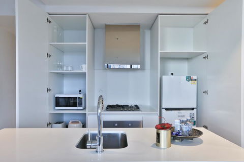 EQ TOWER Melbourne CBD APT - Geraldton Accommodation 2