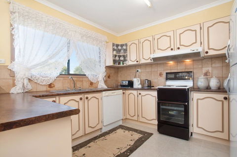 FAMILY GETAWAY - DROMANA - Geraldton Accommodation 2