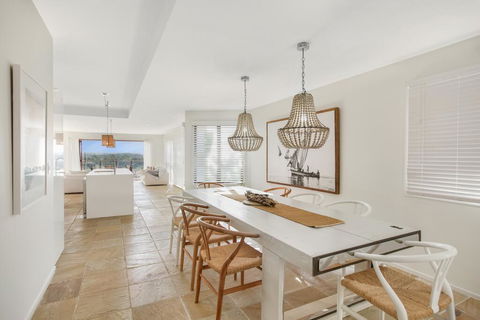 Family House With BBQ Deck, Water View And Parking - Geraldton Accommodation 3