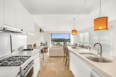 Family House With BBQ Deck, Water View And Parking - Geraldton Accommodation 2