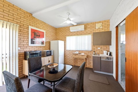 Fi's Beach House - Geraldton Accommodation 3