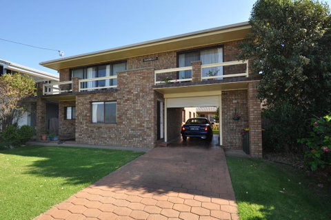 Flat 1/15 Dalmeny Drive - Geraldton Accommodation 0