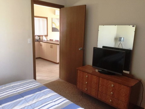 Flat 2, 42 McMillan Rd - Geraldton Accommodation 1