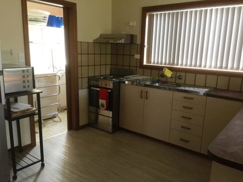 Flat 2, 42 McMillan Rd - Geraldton Accommodation 3