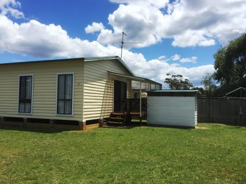 Flat 2, 42 McMillan Rd - Geraldton Accommodation 0