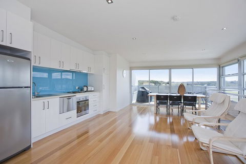 Four Kings Apartment - Deluxe 2br #3 - Geraldton Accommodation 0
