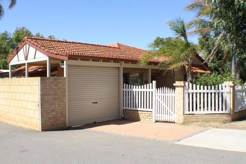 Geraldton Luxury Retreat 2 - Geraldton Accommodation 0