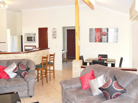 Geraldton Luxury Retreat 2 - Geraldton Accommodation 1