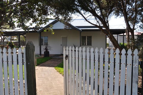 Girraween House - Geraldton Accommodation 0