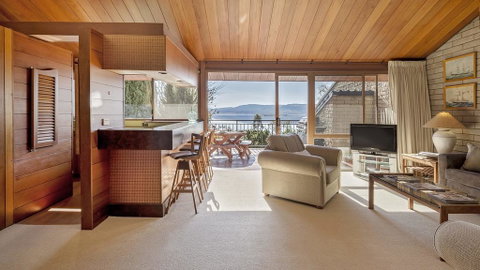 Grey Kangaroo- On Lake Jindabyne Foreshore - Geraldton Accommodation 0