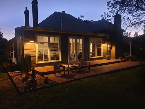 Kings Cottage Uralla - Geraldton Accommodation 1