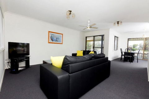 LAKE HOUSE ON ELOUERA - Geraldton Accommodation 3