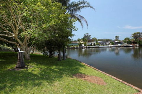 LAKE HOUSE ON ELOUERA - Geraldton Accommodation 0