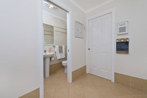 Laze Dayz At Lighthouse - Studio With Shared Pool - Geraldton Accommodation 3
