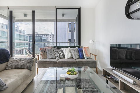 LIGHT, AIRY, SPACIOUS QUEENS ROAD APARTMENT - Geraldton Accommodation 2