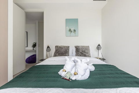 LIGHT, AIRY, SPACIOUS QUEENS ROAD APARTMENT - Geraldton Accommodation 3