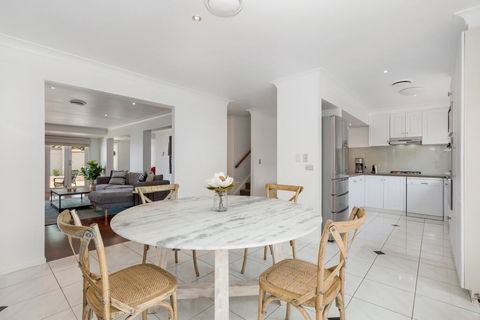 Luxury Family-size Home In Smart Beachside Suburb - Geraldton Accommodation 1