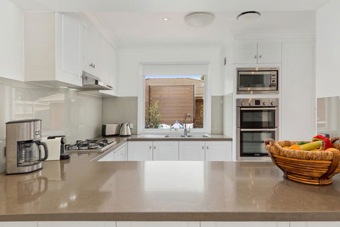 Luxury Family-size Home In Smart Beachside Suburb - Geraldton Accommodation 2