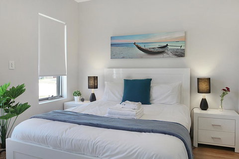 LUXURY HOUSE 10 MIN FROM BEACH WIFI+NETFLIX SLEEP 9 - Geraldton Accommodation 2