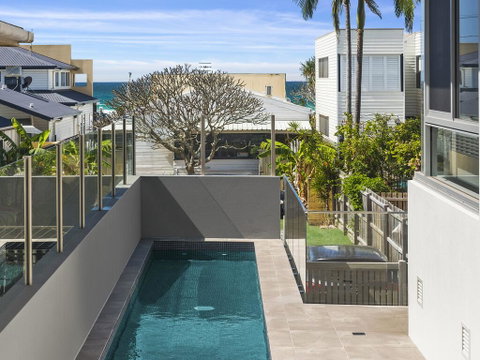 Luxury On Currumbin Beach - Geraldton Accommodation 3