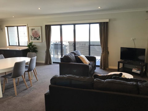 Maison Noir 1 - Geraldton Accommodation 0