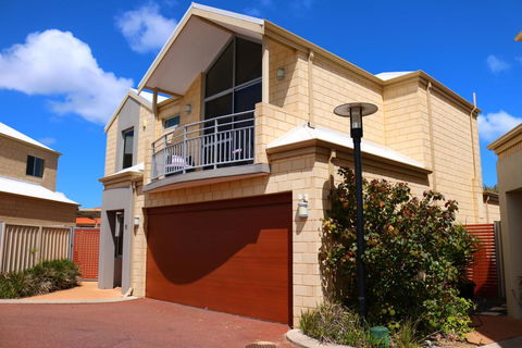 MANDURAH On The TERRACE - Geraldton Accommodation 0