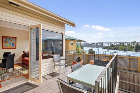 Manfield City Waterfront View Cottage - Geraldton Accommodation 1