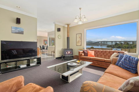 Manfield City Waterfront View Cottage - Geraldton Accommodation 0