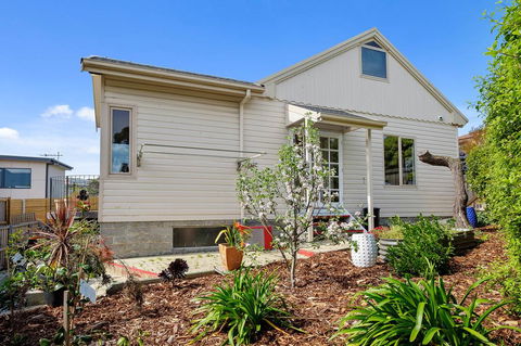 Manfield City Waterfront View Cottage - Geraldton Accommodation 2