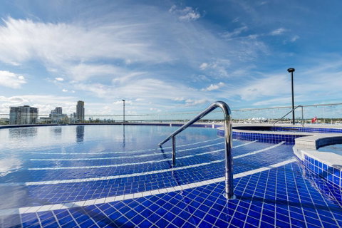 Meriton Suites Southport - Geraldton Accommodation 2
