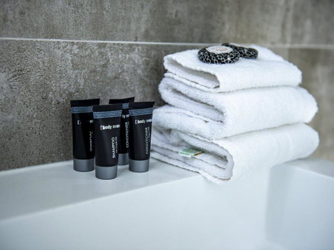 Modern Contemporary Southport Apartment - Geraldton Accommodation 3