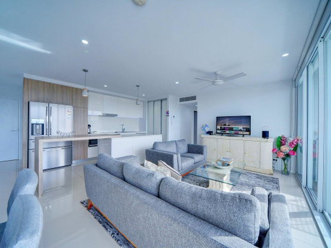 Modern Contemporary Southport Apartment - Geraldton Accommodation 2