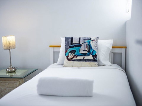 Modern Contemporary Southport Apartment - Geraldton Accommodation 1