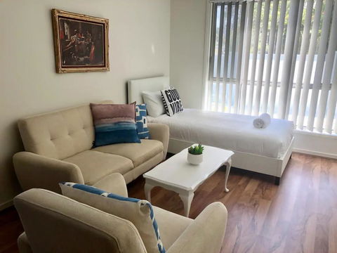 Modern Unit Near To Surfers Paradise - Geraldton Accommodation 1