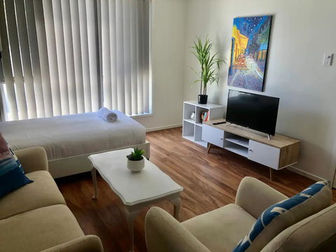 Modern Unit Near To Surfers Paradise - Geraldton Accommodation 0