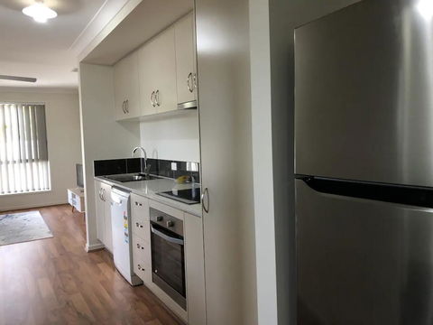 Modern Unit Near To Surfers Paradise - Geraldton Accommodation 3