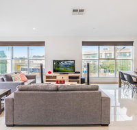 Modern Unit With Balconies Near Melbourne Airport - Geraldton Accommodation