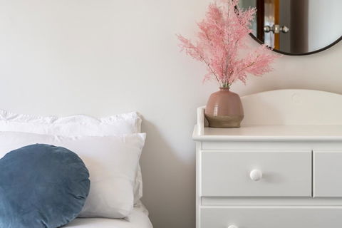 Moonah House-10 Mins To CBD & MONA, 4BR, 2 BATH, Great View, Park 3 Cars, Sleep 11, King Bed, En-suite - Geraldton Accommodation 1