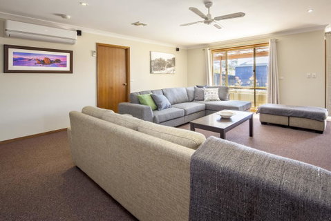 Mountain Lodge - Geraldton Accommodation 0