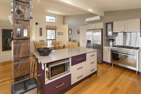 Ned Kelly's Retreat - Sophisticated Style With Modern Convenience And Magical Outlook - Geraldton Accommodation 1