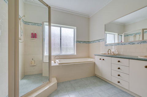 Serpentine Rose - Geraldton Accommodation 12