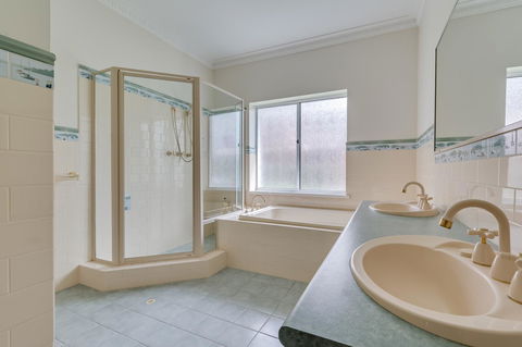 Serpentine Rose - Geraldton Accommodation 14