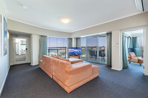 A 406 FANTASTIC OCEAN BEACH And MARINA VIEW APT - MANDURAH - Geraldton Accommodation 0