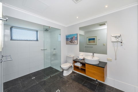 A 406 FANTASTIC OCEAN BEACH And MARINA VIEW APT - MANDURAH - Geraldton Accommodation 16
