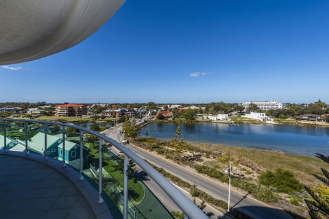 A 406 FANTASTIC OCEAN BEACH And MARINA VIEW APT - MANDURAH - Geraldton Accommodation 11