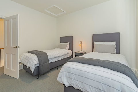 4 Bedroom House - Hobart CBD - Free Parking - Free WIFI - Geraldton Accommodation 13