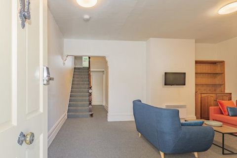 4 Bedroom House - Hobart CBD - Free Parking - Free WIFI - Geraldton Accommodation 21