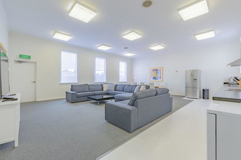 4 Bedroom House - Hobart CBD - Free Parking - Free WIFI - Geraldton Accommodation 9