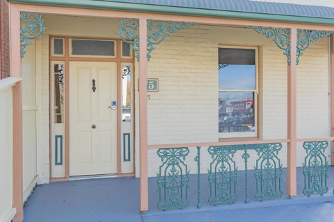 4 Bedroom House - Hobart CBD - Free Parking - Free WIFI - Geraldton Accommodation 25